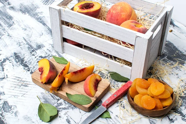 Perzikschijfjes Gedroogd Fruit Met Een Doos Perziken — Stockfoto