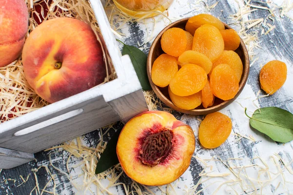 成熟的桃子和干果 外加一盒桃子 — 图库照片