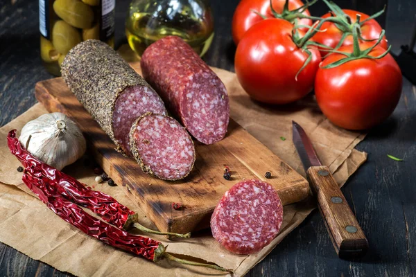 Salame Picante Tradicional Com Pimenta Alho Tomate Uma Mesa Escura — Fotografia de Stock