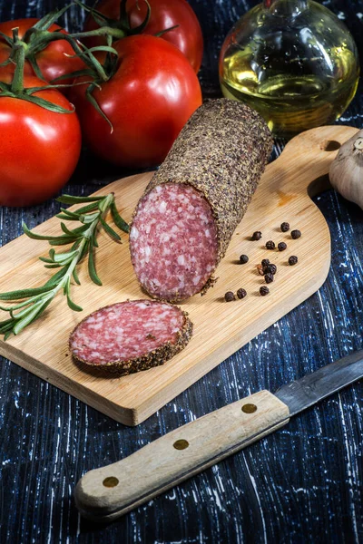 Salami Picante Con Tomates Pan Aceite Oliva Sobre Una Mesa —  Fotos de Stock