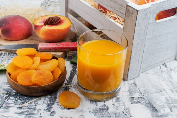 Abrikozensap Rijpe Perziken Gedroogde Vruchten Met Een Doos Perziken — Stockfoto