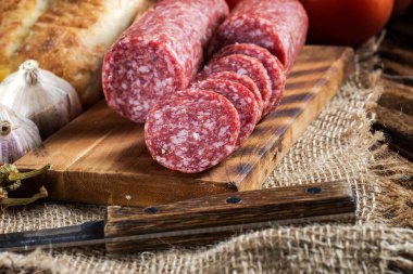 Ekmek dilimlenmiş salam ve çuval bezi. Ülke biçimi.