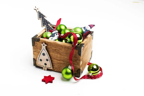 Holzkiste Mit Weihnachtsspielzeug Auf Weißem Hintergrund — Stockfoto