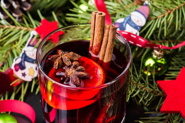 Copa Vino Caliente Con Especias Cítricos Bebida Caliente Tradicional Cóctel — Foto de Stock