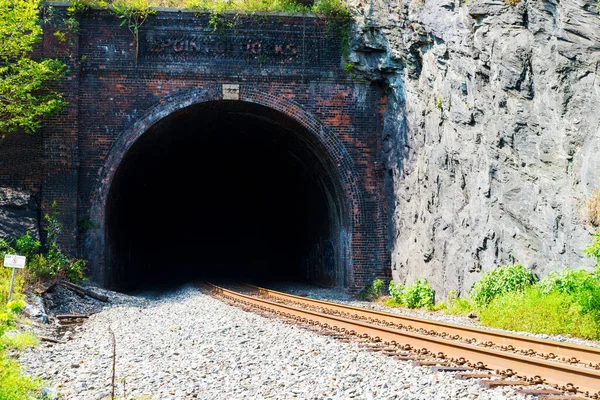 Kayaya oyulmuş eski bir demiryolu tüneli..