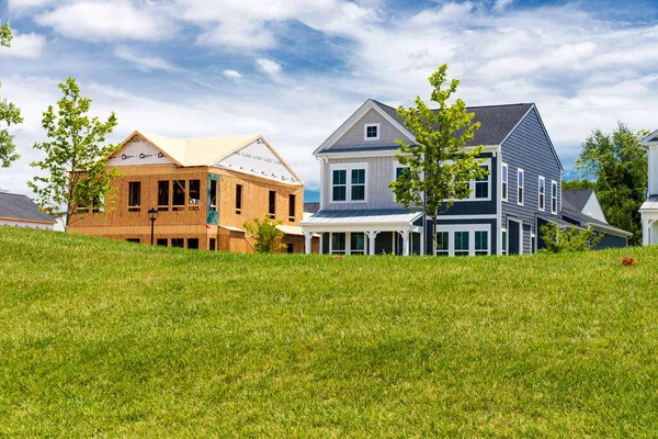 New Turnkey Cottage Next Unfinished Cottage Blue Sky Green Lawn — Stock Photo, Image