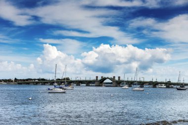 Florida, St. Augustine 'de sonbahar bulutlu gökyüzünün altında boşanmış Aslanlar Köprüsü