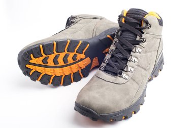 Beyaz arka planda gri yürüyüş botları.