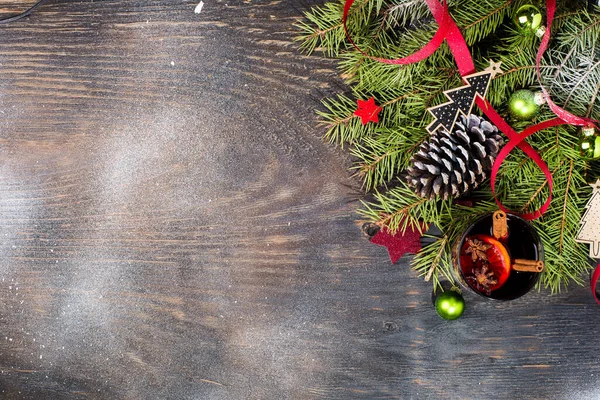 Holzuntergrund Ein Glas Glühwein Mit Gewürzen Und Zitrusfrüchten Traditionelles Heißgetränk — Stockfoto