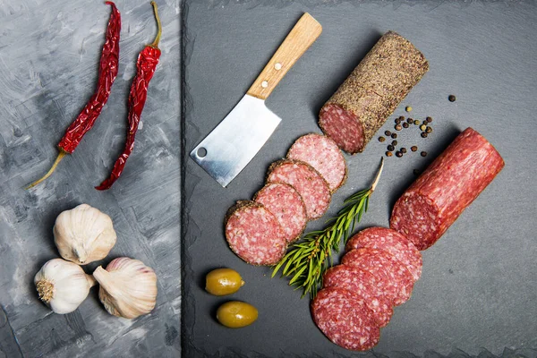 Biberiyeli, sarımsaklı ve biberli salam.