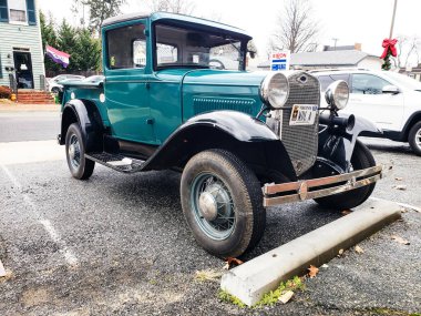  1930 'ların yeşil Ford kamyoneti, A modeli, şehir otoparkında..