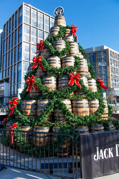圣诞树是由华盛顿海滨的许多杰克丹尼尔斯桶制成的 — 图库照片