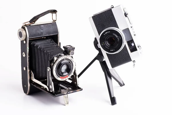 Две Винтажные Аналоговые Камеры Треногой Белом Фоне — стоковое фото