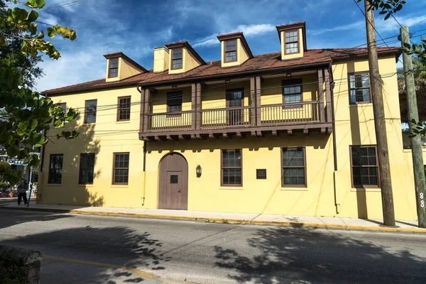 Maison Rénovée Avec Volets Bruns Sur Une Rue Étroite Dans — Photo