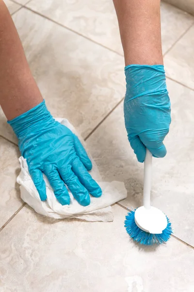 Mulher Luvas Limpa Telhas Com Uma Escova Chão Banheiro — Fotografia de Stock