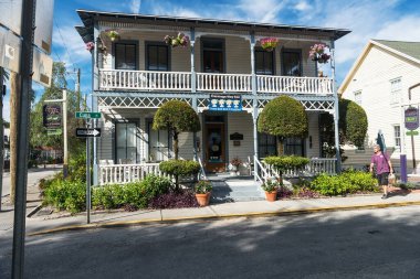   Eski St. Augustine, Florida 'da dar bir sokakta kahverengi panjurlarla yenilenmiş bir ev..