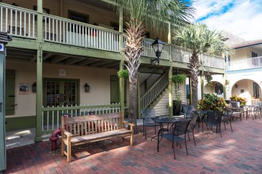   Eski St. Augustine, Florida 'da dar bir sokakta kahverengi panjurlarla yenilenmiş bir ev..