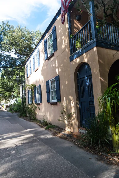  Eski St. Augustine, Florida 'da dar bir sokakta kahverengi panjurlarla yenilenmiş bir ev..