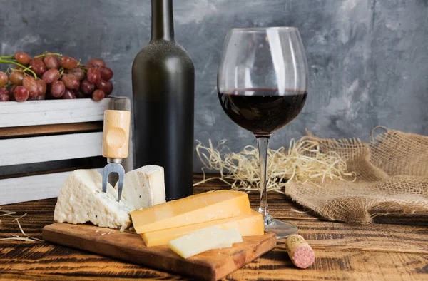 Vino Rosso Bottiglia Polverosa Bicchiere Uva Formaggio Tavolo Legno Spazio — Foto Stock