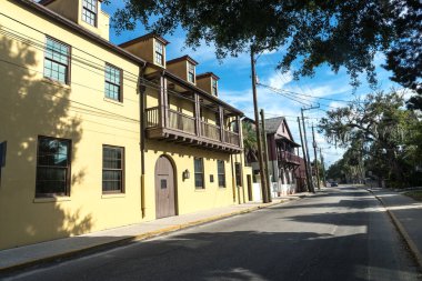 Eski St. Augustine, Florida 'da dar bir sokakta kahverengi panjurlarla yenilenmiş bir ev..