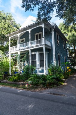 Eski St. Augustine, Florida 'da dar bir sokakta kahverengi panjurlarla yenilenmiş bir ev..