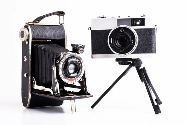 Две Винтажные Аналоговые Камеры Разных Эпох Белом Фоне — стоковое фото