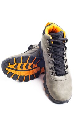 Beyaz arka planda sarı tabanlı yeni yürüyüş botları