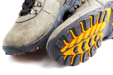 İzole edilmiş kırmızı tabanlı gri çizmeler. Yakın plan..