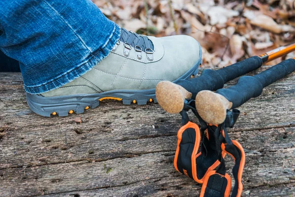 Voet Een Wandelschoen Rust Een Boomstam Trekstokken Buurt — Stockfoto