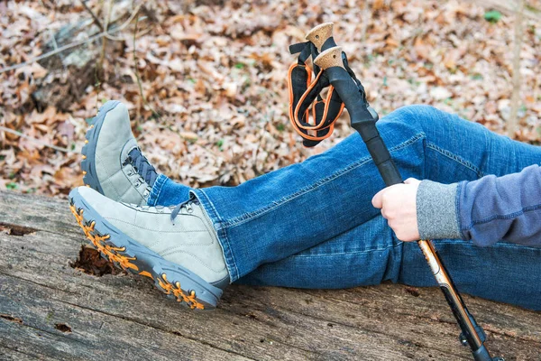 Turista Jeans Botas Trekking Senta Log Floresta Trekking Sticks Mão — Fotografia de Stock