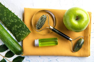 Yeşil yüz silindirleri, aloe vera, elma ve salatalıklı masaj aletleri. Yüz bakımı. Sağlıklı yaşam tarzı kavramı. Yukarıdan görüntüle.
