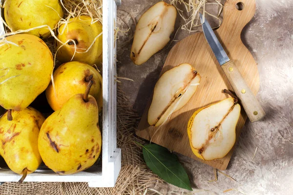 Ripe Pears Box Vintage Knife Wooden Kitchen Board Rustic Style — Stockfoto