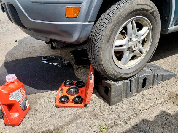 Leesburg Verginia Usa June 2020 Car Stands Lift Change Oil — стоковое фото