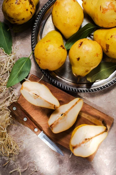 Ripe Yellow Pears Silver Platter Knife View — Stockfoto