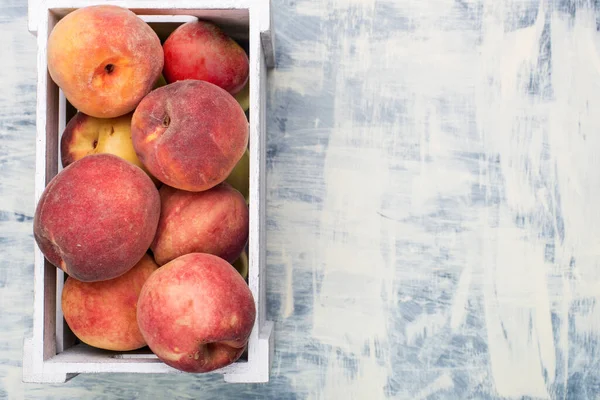 Rijpe Zoete Perziken Een Houten Witte Doos Zicht Van Bovenaf — Stockfoto