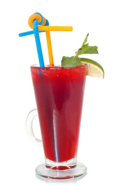 Rode Alcoholische Cocktail Met Stro Limoen Een Witte Achtergrond — Stockfoto