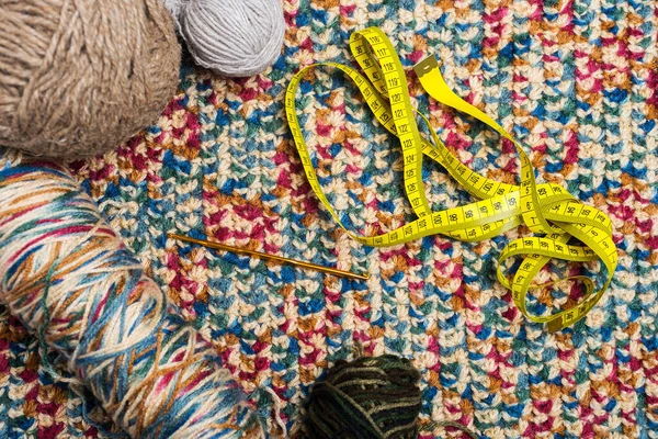 かぎ針編みのアクセサリーのセット ニット生地には ウールのボール フック 柔軟な測定テープがあります 自宅で手作り — ストック写真