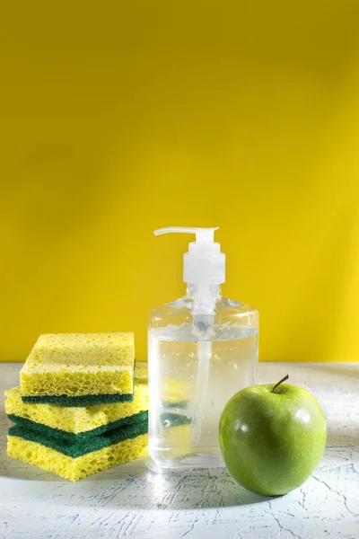 Desinfektionsmedel Svamp Och Äppelnärbild Symboliserar Renlighet Och Behaglig Lukt — Stockfoto