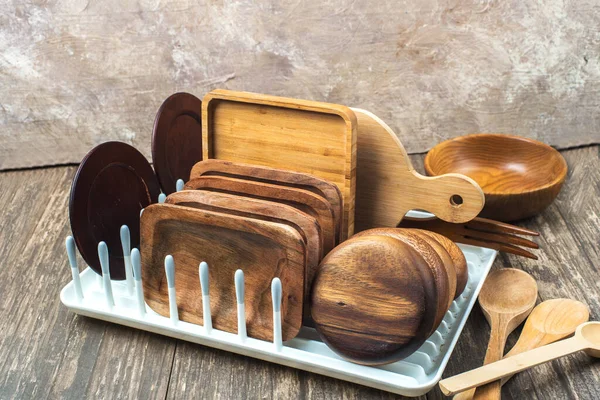 食器乾燥機の木製棚の上の様々な木製の道具のセット 上からの眺め — ストック写真