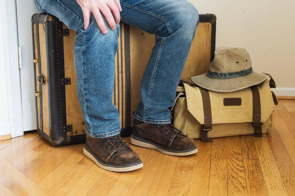 Man Resenär Jeans Och Gamla Stövlar Sitter Vintage Resväska Väntar — Stockfoto