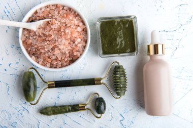 Cilt bakımı için estetik prosedürler. Losyonlar ve yüz maskeleri. Yeşim masaj silindiri. Spa işlemleri için çeşitli tuzlar. Yukarıdan görünüm.