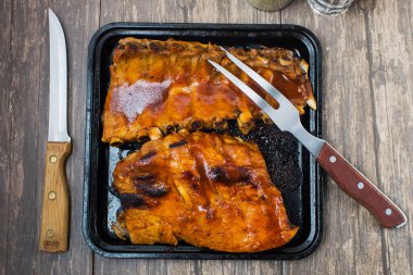 Pişmiş domuz pirzolası, tatlı soslu, kabuklu ve kabuklu. Yukarıdan görüntüle