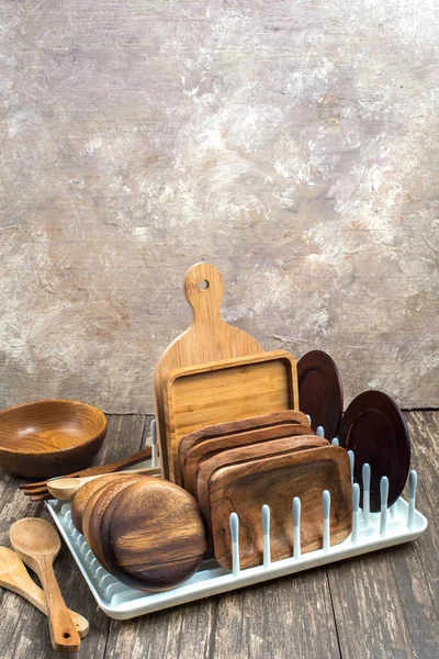 锅架上的厨具 器皿和厨房用具 木制桌子 文字空间 — 图库照片