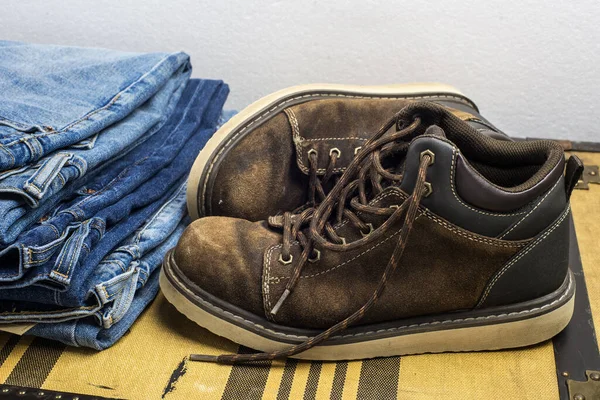 Zapatos Viejos Pila Vaqueros Azules Encuentran Una Maleta Vintage Concepto — Foto de Stock