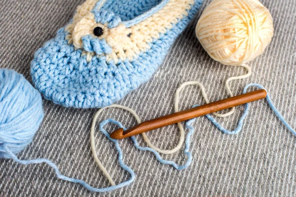 Wollknäuel Ein Holzhaken Und Ein Strickdetail Auf Einer Grauen Wolldecke — Stockfoto