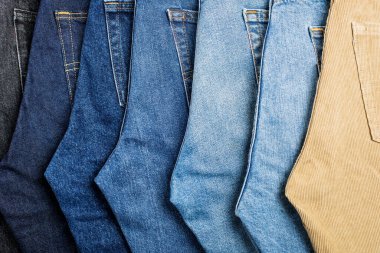 Mavi, açık mavi, siyah ve kahverengi kotlar yatay sıraya dizilir. arkaplan olarak kullanılabilir.