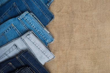 Farklı renkte kot pantolonlar, arka planda uzanır. Metin için alan
