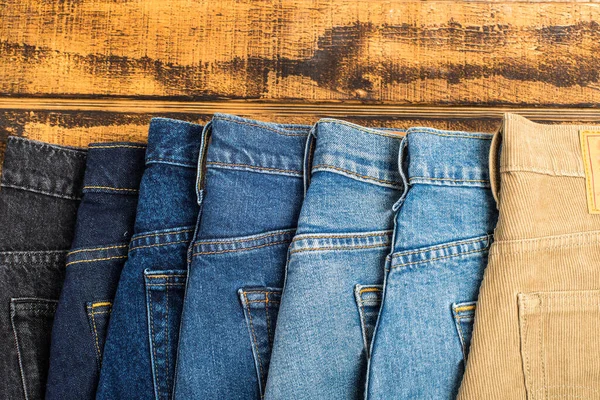 Variedad Vaqueros Diferentes Tonos Sobre Fondo Madera — Foto de Stock