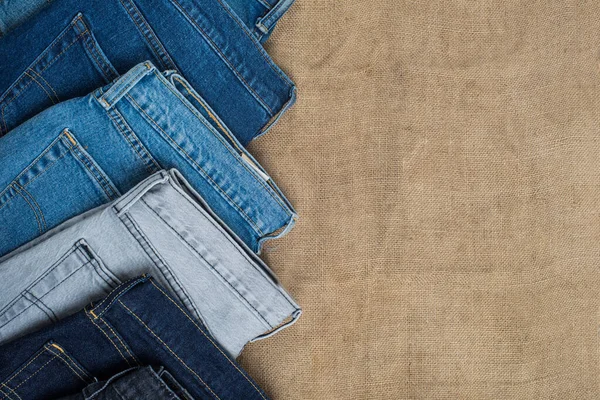 Jeans Diferentes Tonos Encuentran Fondo Arpilla Espacio Para Texto — Foto de Stock