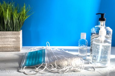 Coronavirus 'a karşı korunma araçları - el dezenfektanı spreyi, antibakteriyel sabun, Coronavirus COVID-19' a karşı ana koruyucu önlemler için cerrahi maskelerle yüzleşmek. 